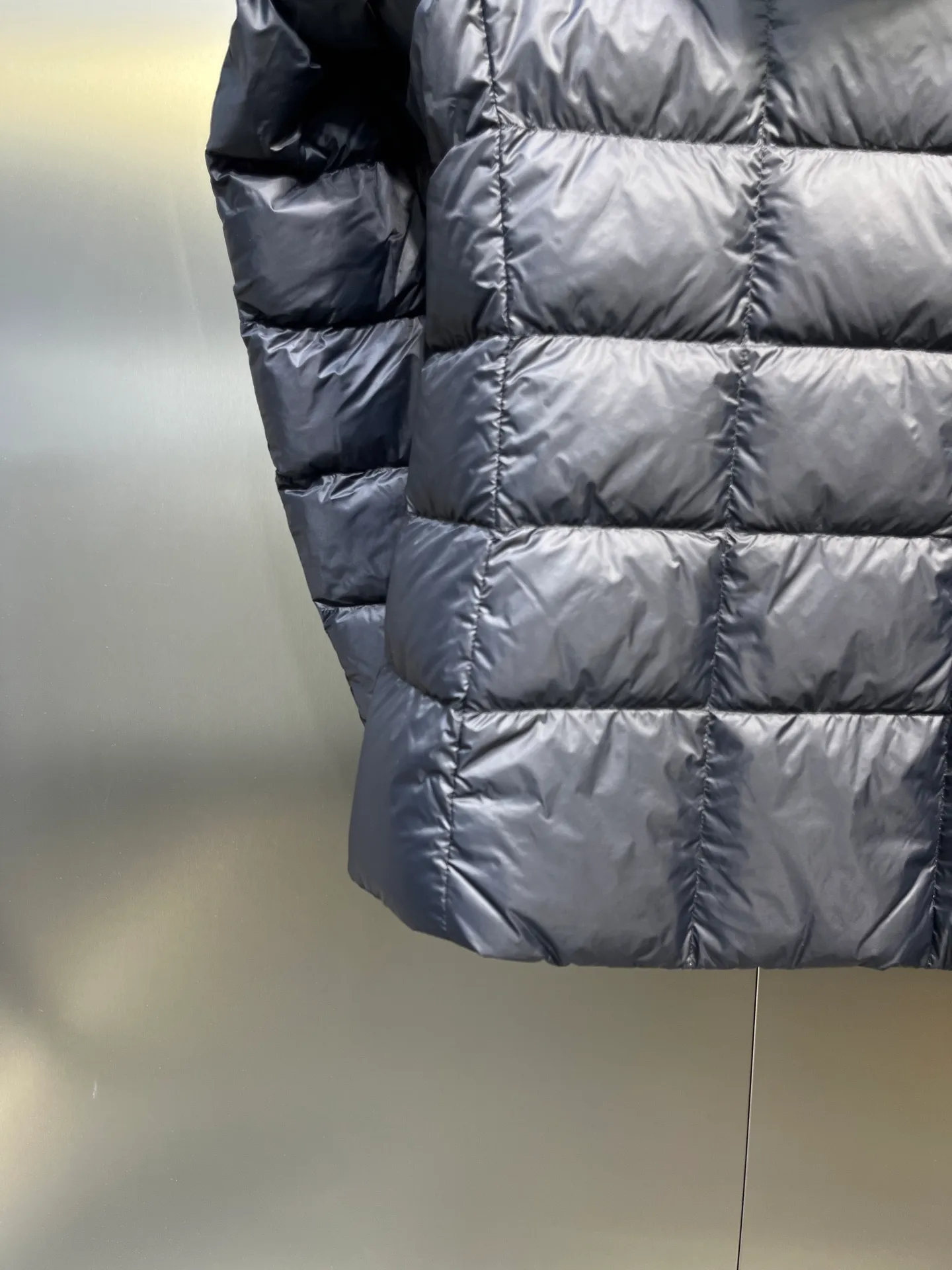 P1100 Highest quality 🌟Canada Goose E62 model 2220LB Abbott Hoody women's short and light down jacket S If you want to do business for a long time, you have to choose the original high-quality goose down for your down jacket. Expensive is not necessarily right, but there is a reason to be expensive. Cheap is not necessarily wrong, but there is a certain risk. Without cost support, there is no quality assurance. Expensive things are good at everything except being expensive; cheap things are good at nothing except being cheap size: s-xl